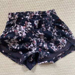 Athleta printed mesh racer run 4" running short